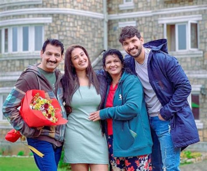 Dinithi Walgamage Wiki - Husband, Age, BIO, Height, Parents, Birthday, Movies