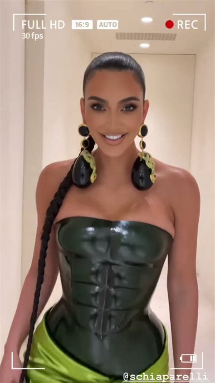 Fans Totally Roast Kim Kardashian’s Green Christmas Dress With Rippled Abs: ‘She the Hulk’