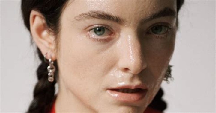 "Flaws Are OK"Lorde Shares Photo of Face Acne, Empowers Girls With Twitter Photo