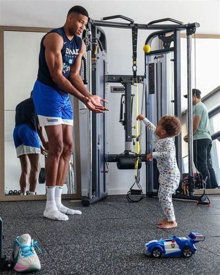 How tall is Giannis Antetokounmpo