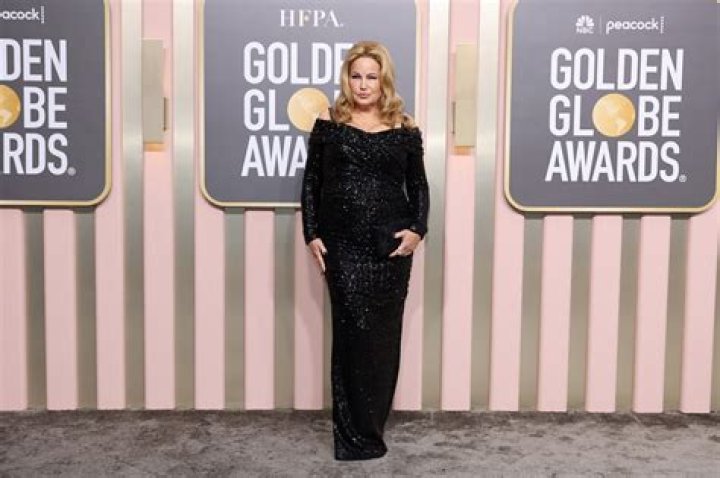 How tall is Jennifer Coolidge