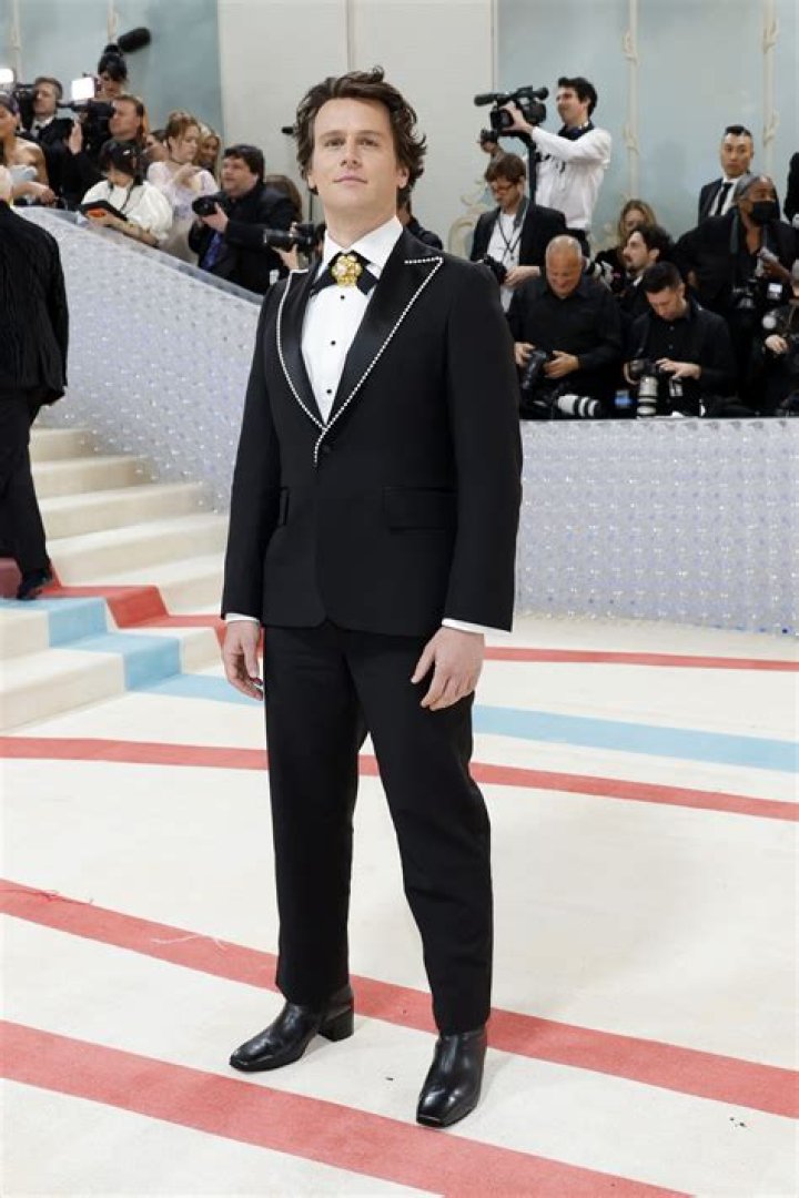 How tall is Jonathan Groff