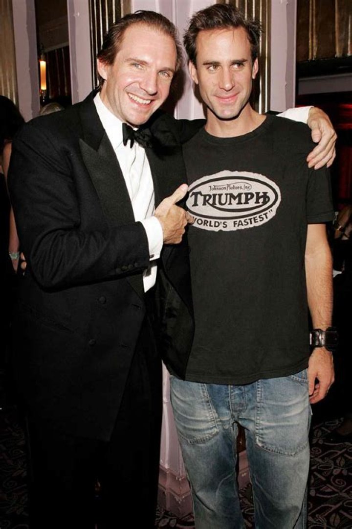 How tall is Joseph Fiennes