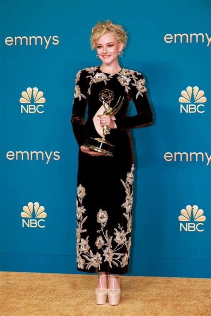 How tall is Julia Garner