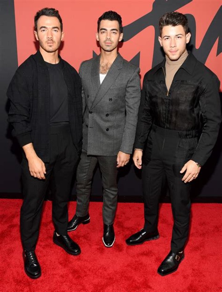 How tall is Kevin Jonas