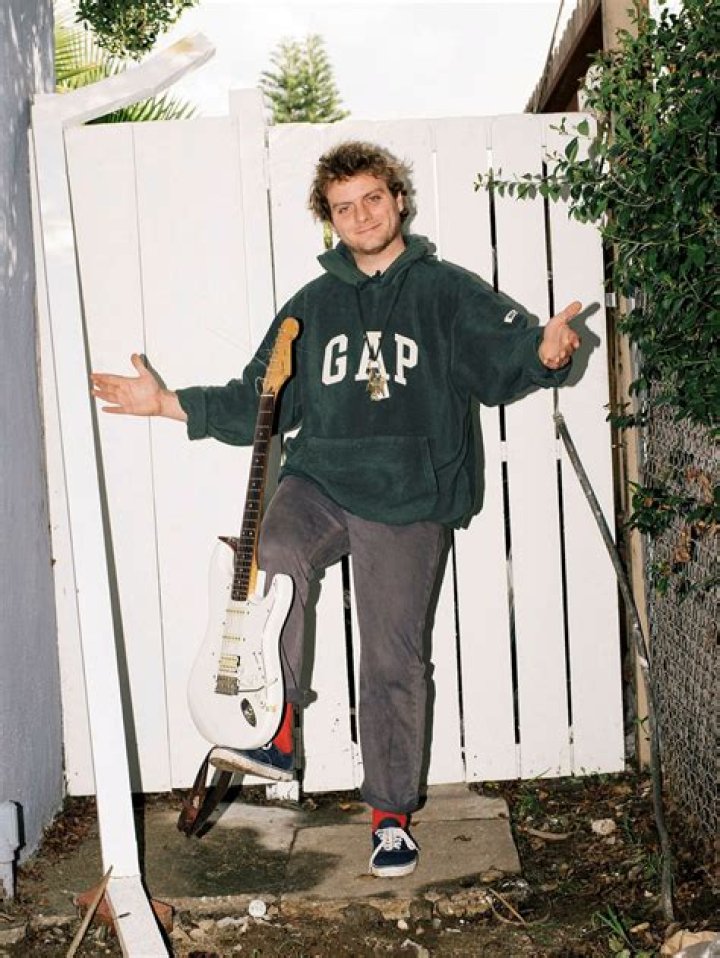 How tall is Mac DeMarco