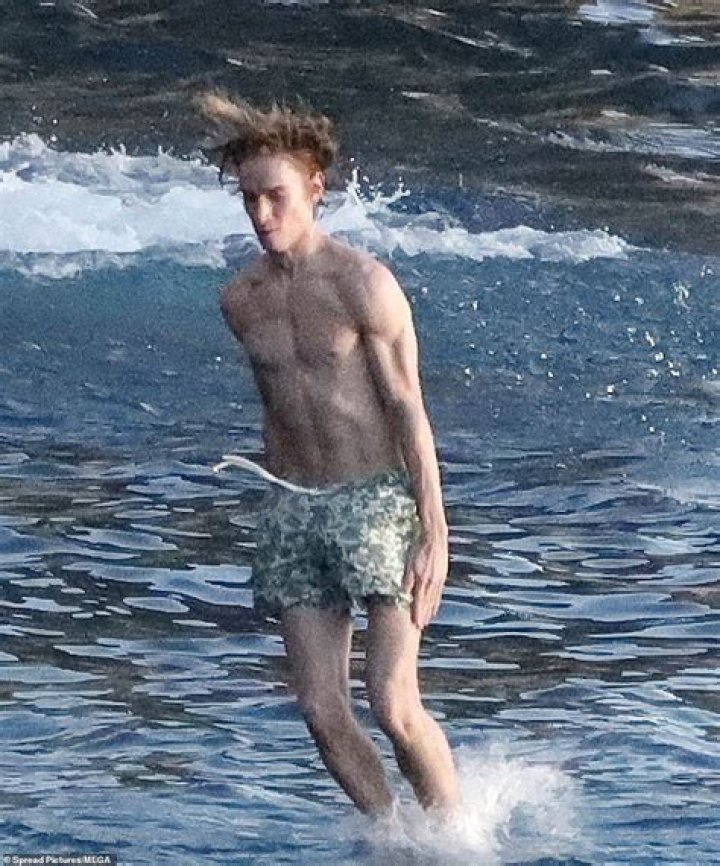 How tall is Maya Hawke