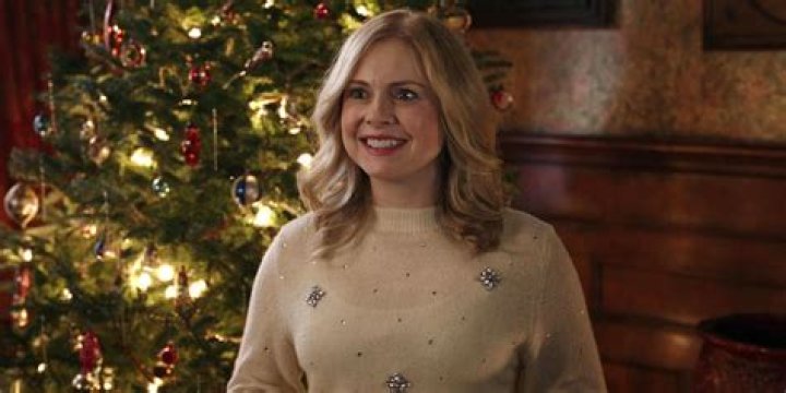 How tall is Rose McIver