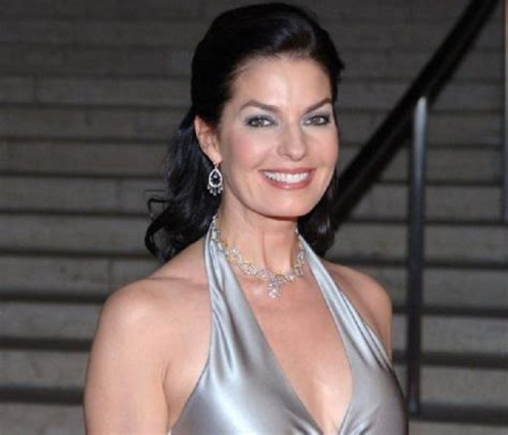 How tall is Sela Ward