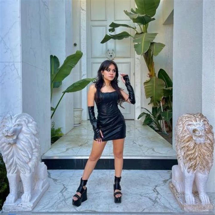 How tall is Tara Lee