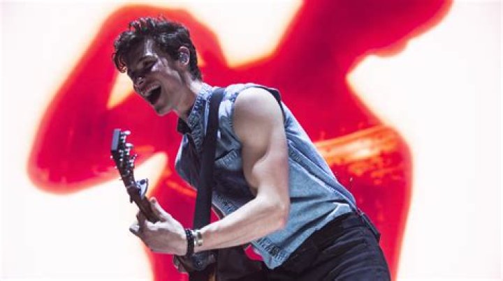 Is It Hot in Here Orrr … ? Shawn Mendes and His Biceps Perform Swoon-Worthy Concert in Barcelona