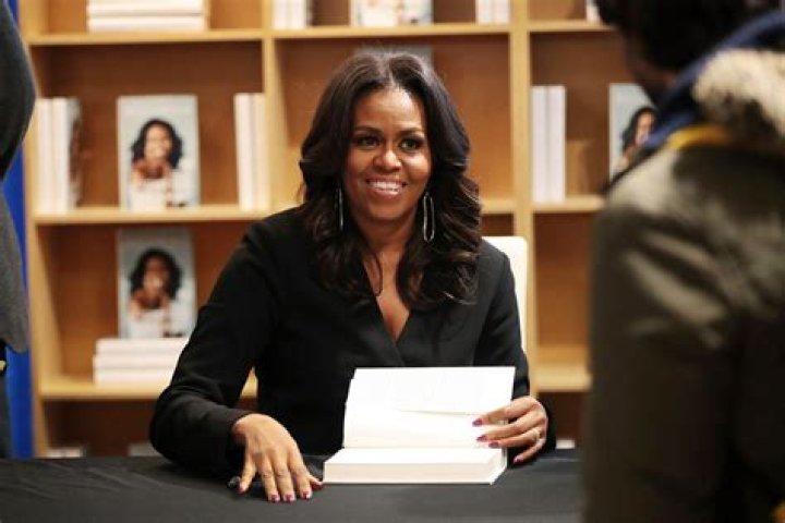 Michelle Obama Biography, Wiki, Age, Parents, Brother, Education, Husband, Daughters, Height & More