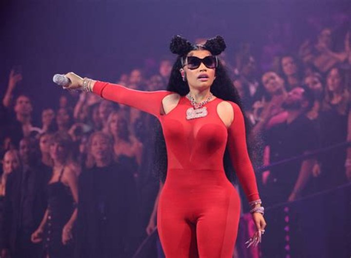 Nicki Minaj's Security Clash With Paris Paparazzi