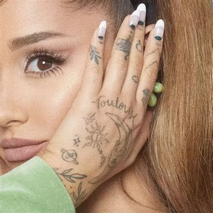 OMGIt Totally Looks Like Ariana Grande Removed Her ‘Pete’ Tattoo