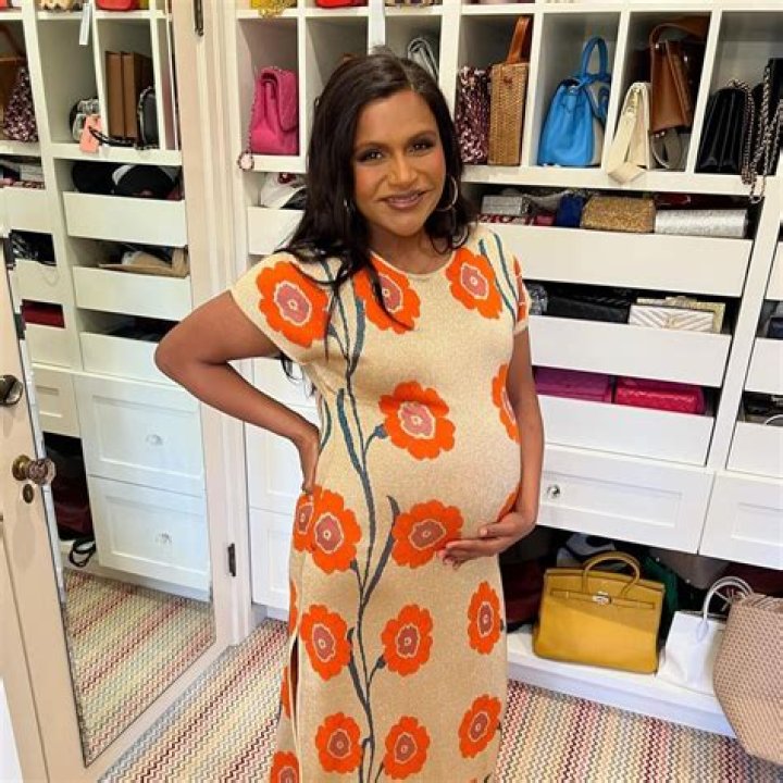 Pregnant Mindy Kaling’s Rockin’ an Adorable (Mini) Baby Bump on Set!
