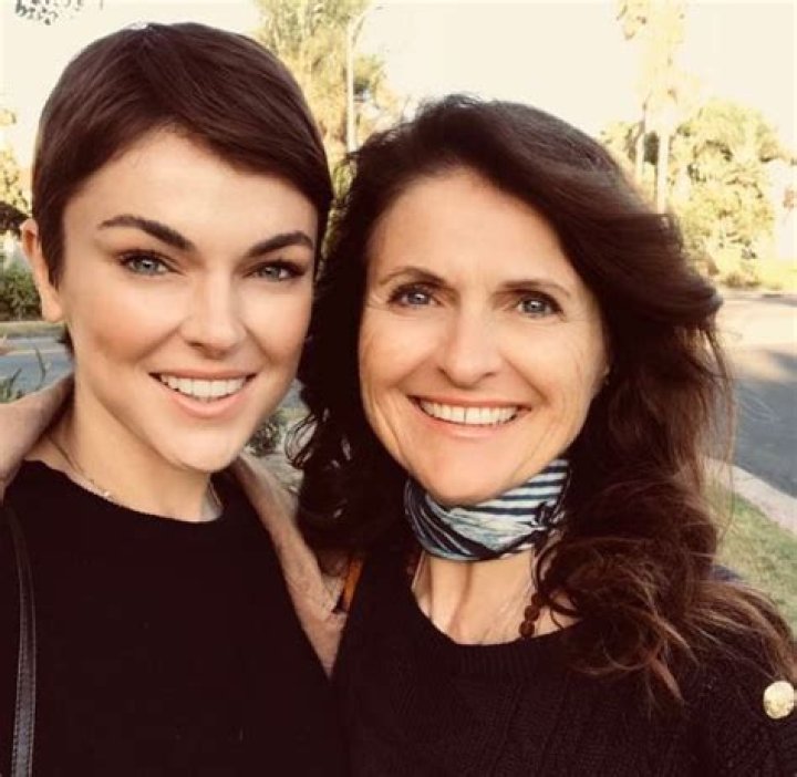 Serinda Swan Biography - Wiki, Net Worth, Age, Height, Parents, Husband, Ethnicity, Family & More