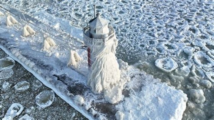 The Great Lakes' Eerily Frozen Lighthouses