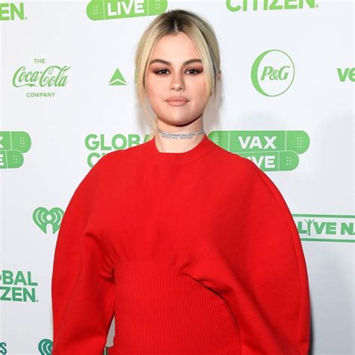 Wow! Selena Gomez Flaunts Curves in String Bikini in Cute Rare Photos